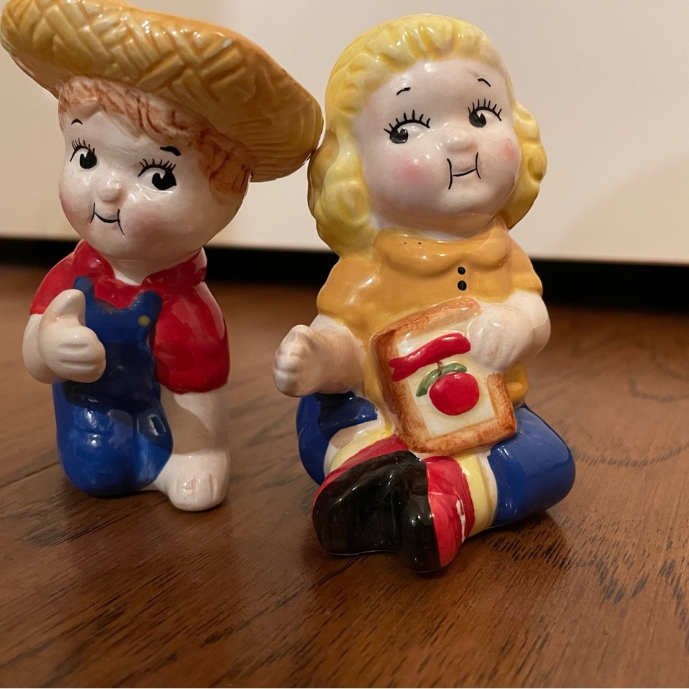 Adorable Kids Figurine salt and pepper Set - Red, Blue, Yellow